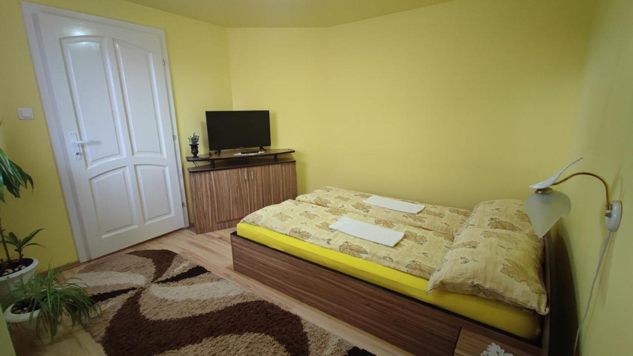 Gabriella Vendeghaz Hotel Lazarea Luaran gambar