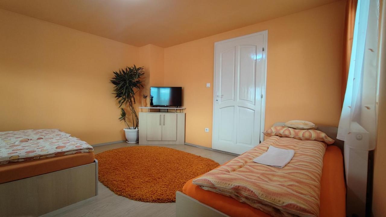 Gabriella Vendeghaz Hotel Lazarea Luaran gambar